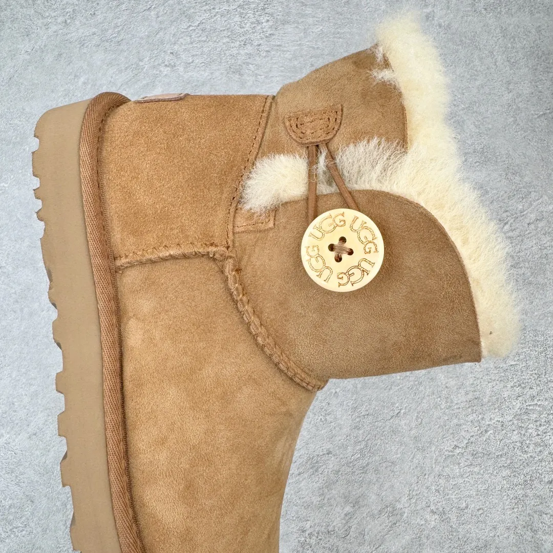 Pick up locally💰520 UGG 6422 Classic wooden buckle autumn and winter sheep fur integrated snow boots. All shoes are made from the same factory as ZP. Longfeng A-grade Australian imported sheep fur integrated women's boots. Brand OEM production line. Fully follow the ZP process. OEM original pattern maker. Adhering to the principle of no original shoes and no development selection. Pay attention to every detail. The most authentic version on the market. TREADLITE "Light Wing" technology outsole. Lightweight/durable/flexible/pile size: 35 36 37 38 39 40 Coding: by2936090